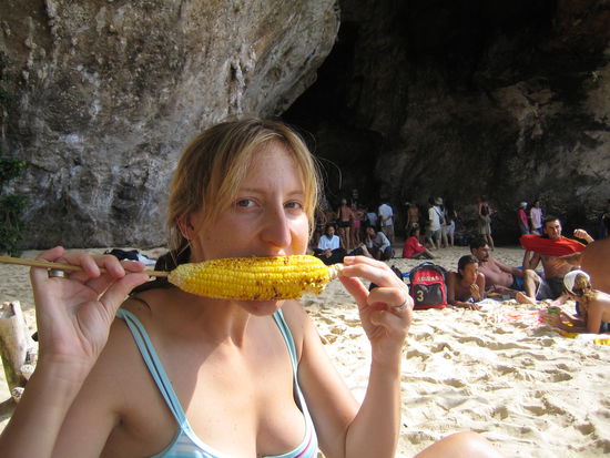 lecker Maiskolben am Strand