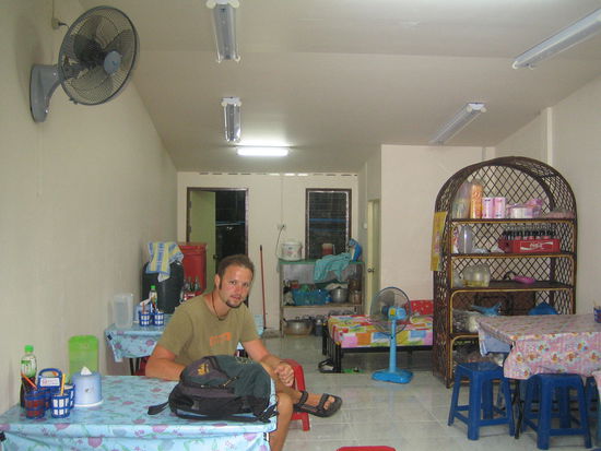 zweites Abendessen im Schlafzimmer fremder Leute