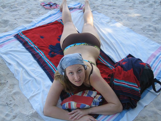 Melanie entspannt am Strand nach der Tortur