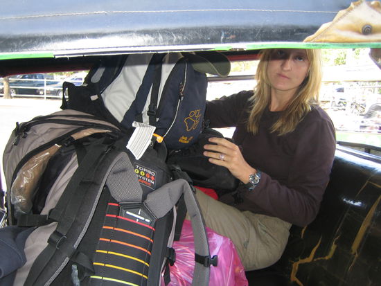 Vom Bahnhof zur Kaosan Road mit dem Vollbeladenen Taxi