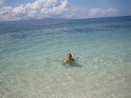 Melanie traut sich mal ins Meer. Im Hintergrund Ko Samui
