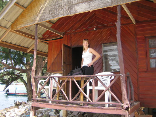 unser Bungalow mit dem Meer im Hintergrund