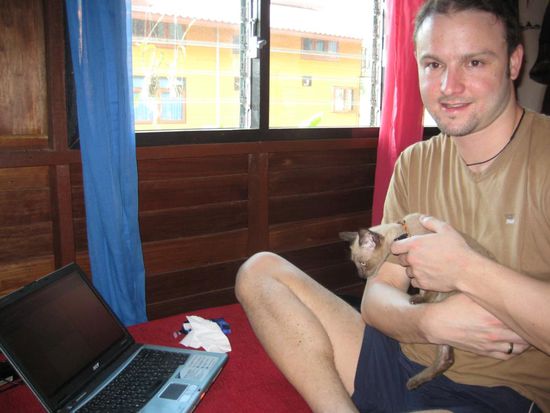 Melanie entspannt und ich schreibe Reisebericht (obwohl ich sooo krank bin). Ich hoffe ihr wisst das zu schaetzen 