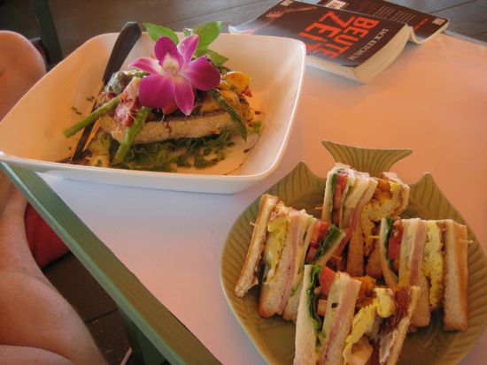 Mittagessen,rechts das beruehmte Club Sandwich