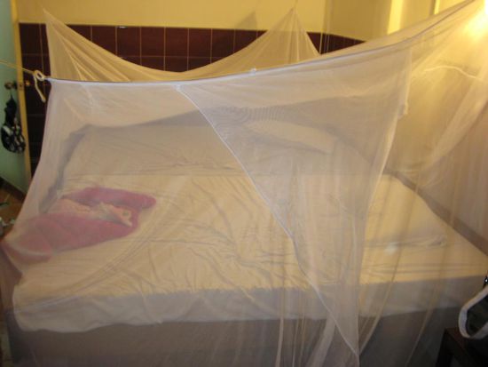 unser Bett mit Moskitonetz