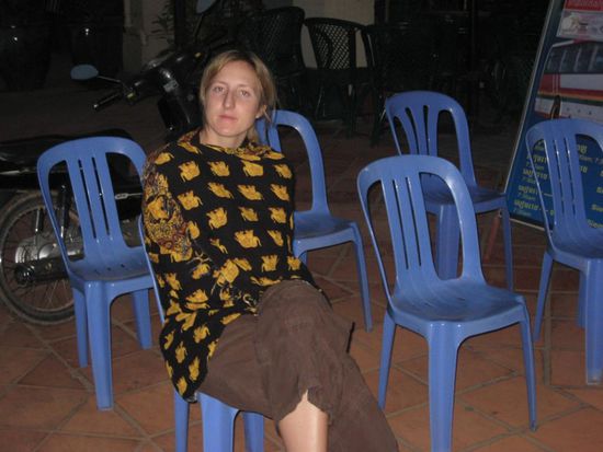 an der Busstation mit vielen Moskitos