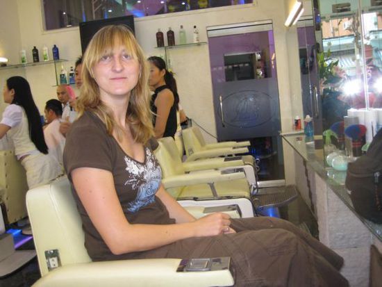 Melanie beim Frisoer in Saigon.