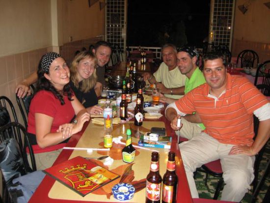 links: Dani,Melanie,Ich
rechts: Joerg,Stefan,Jacque
Im "empfohlenen" Restaurant unseres Reisefuehrers.War nicht gut.