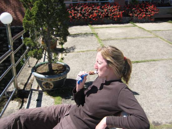 Melanie geniesst ihr erstes Eis seit langem