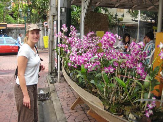 Vor unserem Guesthouse in Bangkok.