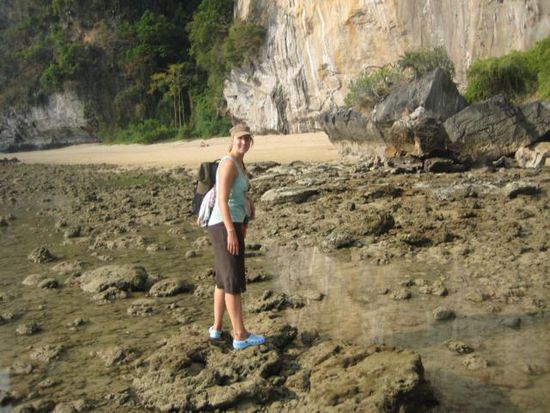wieder zurueck zum Ton sai Beach . es ist gerade Ebbe, so dass man rueberlaufen kann