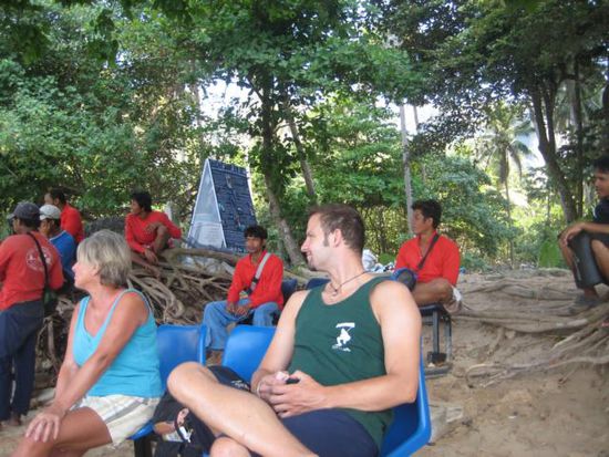 warten auf ein Taxiboot zum Pra Nang Cave Beach