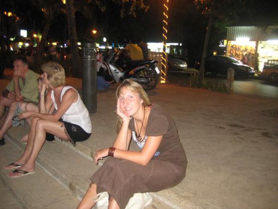 abends zurueck in Ao Nang. warten auf das taxiboot von den Maedels.