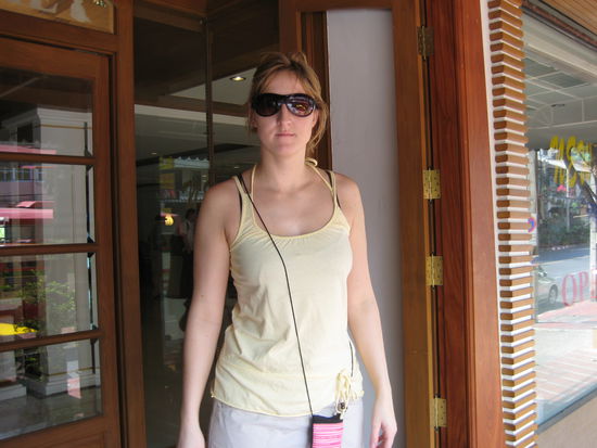 Sonnenbrille gegen empfindliche Augen nach dem sauf..