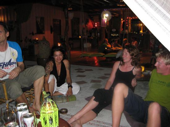 1 Daene, 1 Australierin, die deutsche GH Besitzerin und ein deutschert "Auswanderer" (10 Monate im Jahr)