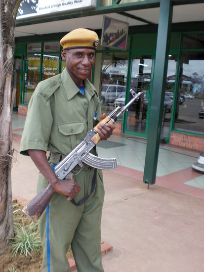 Das Bild ist einige Tage spaeter entstanden und ich habe dieseb Paramilitarist vorher um Erlaubnuis gefragt. Das Fotografieren von Polizei und Militaer ist unter Strafe( auch Gefaengnis) verboten