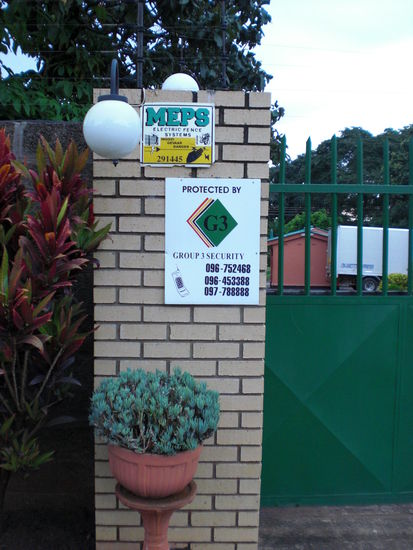 Der Sicherheitsdienst meiner Gastfamilie wird vom Government gestellt. Sie sind mit Schnellfeuerwaffen ausgestattet.