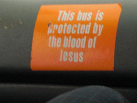 ersetzt den fehlenden Airbag - Sambia definiert sich als sehr christliche Nation - ob im Radio, in meiner Gastfamilie oder im Bus: "Jesus loves you"