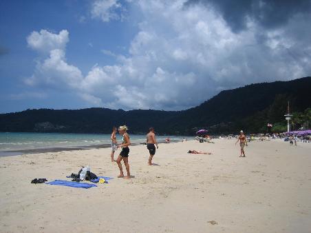 Patong Beach, Wasser sehr brackig und keine leere Liege zu finden.
