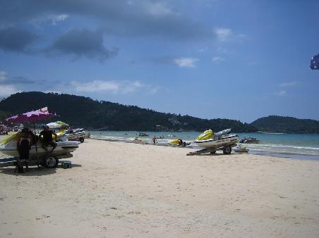 Patong Beach - Mehr Wassersportgeraete im Meer als badende Menschen