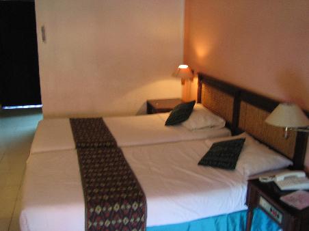 Unser Zimmer mit Fernseher, Bad und heisses wasser, Anlage mit Pool und Fruehstueck fuer 12 Euro die Nacht