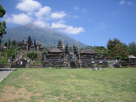 Besiktah, Muttertempel, wichtigster Tempel Balis in 1000 Meter Hoehe. Dahinter der hoechste Berg Balis (ueber 3000 Meter Mt. Agung)