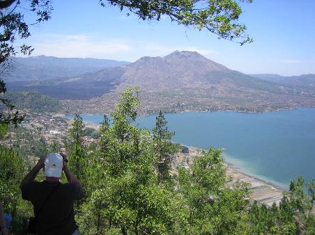 Mount Batur, Vulkan, war bis 1963 der hoechste Berg auf Bali, links die Lavaueberreste