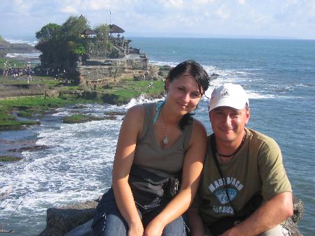 Wir am Tempel Tanah Lot, vor der hinduistischen Weihung