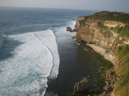 Uluwatu - Tempel im Sueden auf dem Felsen mit maechtiger Brandung