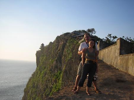 Tempel Uluwatu im Hintegrund, neben uns gehts 150 Meter steil ab