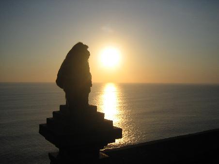 Sonnenuntergang am Uluwatu, kam leider zu spaet ein Makakenaffe sass schon in erster Reihe.
