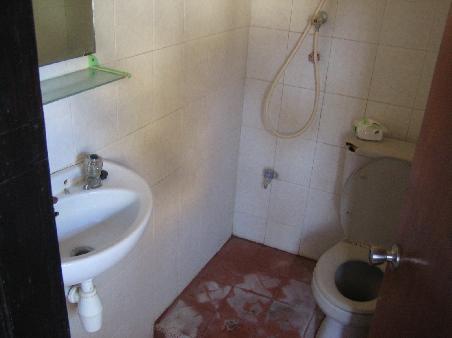 Bad des Ray Hotel, klein aber irgendwie doch auch praktisch