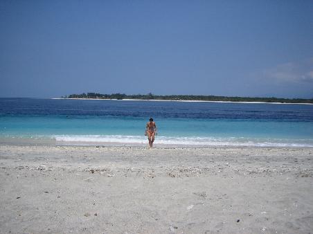 Im Hintergrund Gili Meno vielleicht 1000 Meter entfernt und Rosi auf dem Weg zum Strandtuch