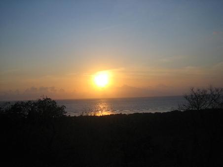 Sonnenuntergang auf der Westseit von Gili Trawangan, rechts kann man den Mount Guang Agung sehen, der Rest von Bali huellt sich in Wolken