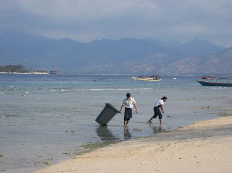 Biotonnenreinigung auf Trawangan; Links Gili Meno, Hintergrund Lombok