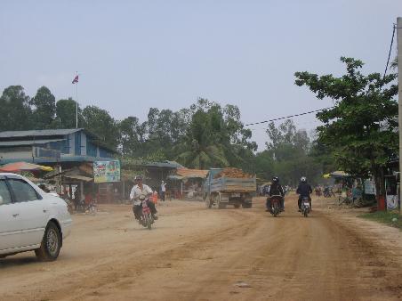 Normale Ueberlandstrasse in Kambodscha