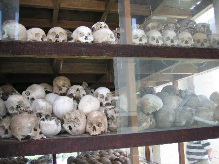Aufgebahrte Schaedel der Opfer von Killing Field in der Gedenkstupa