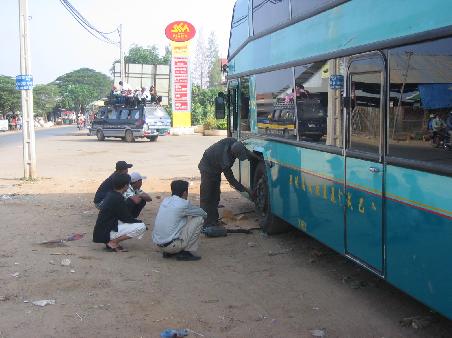Reifenpanne an unserem Bus