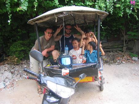Alex, ich und drei Kids in unserem Tuktuk