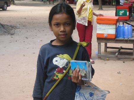 Die huebscheste Postkartenverkaeuferin von Angkor