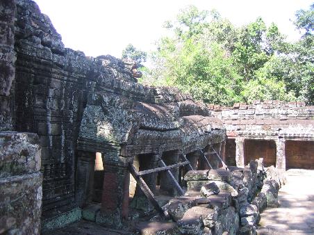 Roulos Tempelgruppe, manche Fragmente muessen in Angkor gegen den Einsturz gesichert werden