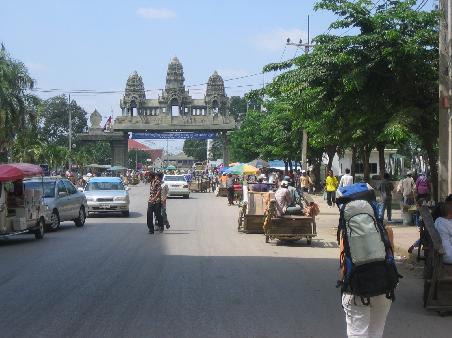 Wir im Niemandsland, vor uns der thailaendische Grenzuebergang