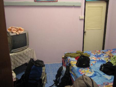 Unser Zimmer in Trat, billigstes Zimmer des Urlaubes mit der schlechtesten Matratze