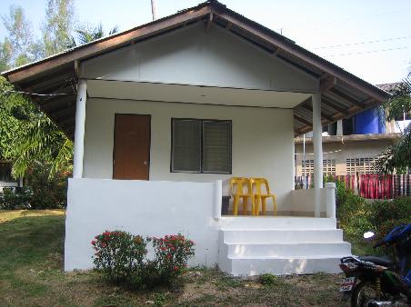 Unser Bungalow, rechts unser Bike