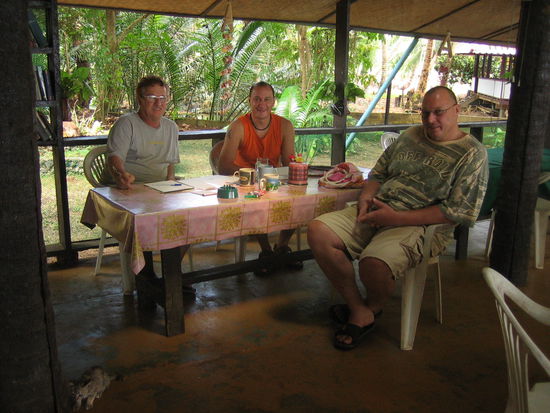 Fruehstueckstisch, links Michi der TK Hut Besitzer und rechts Rainer vom White Elephant Restaurant