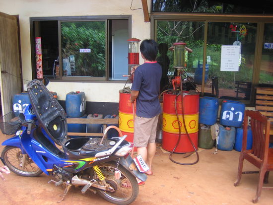 Tankstelle auf Koh Mak