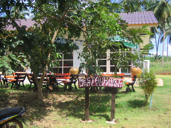 White Elephant Restaurant, An der Hauptstraße zwischen den beiden Lebensmittelläden. Hier gibt es die beste europäische Küche in gepflegtem Ambiente