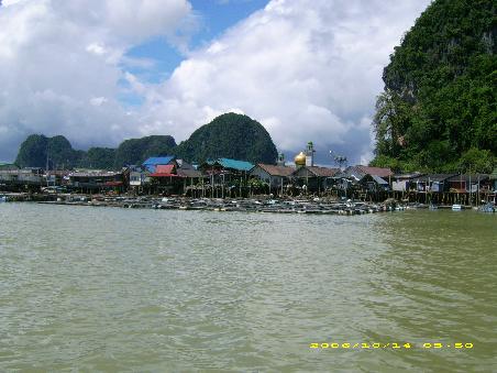Das Fischerdorf in der Phang Nga Bucht mit Moschee im Hintergrund