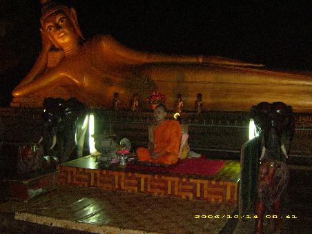 Hoehle mit einem liegenden Buddha