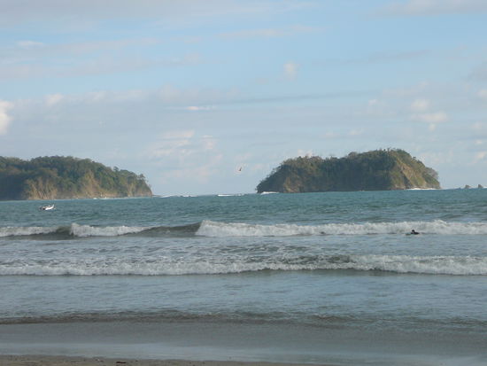 ...da auf diese Insel sind wir rueber geschwommen, alle Ticos haben uns fuer verrueckt erklaer, aber fuer uns, die wir ja ale das Seepferdchen haben war das kein Problem, sieht weiter aus als es ist, die Flut kam, aber hey wir leben noch!